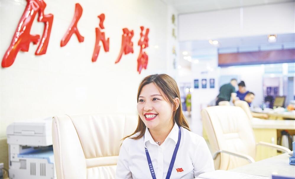 在省政務(wù)服務(wù)中心，工作人員在解答企業(yè)人員的咨詢