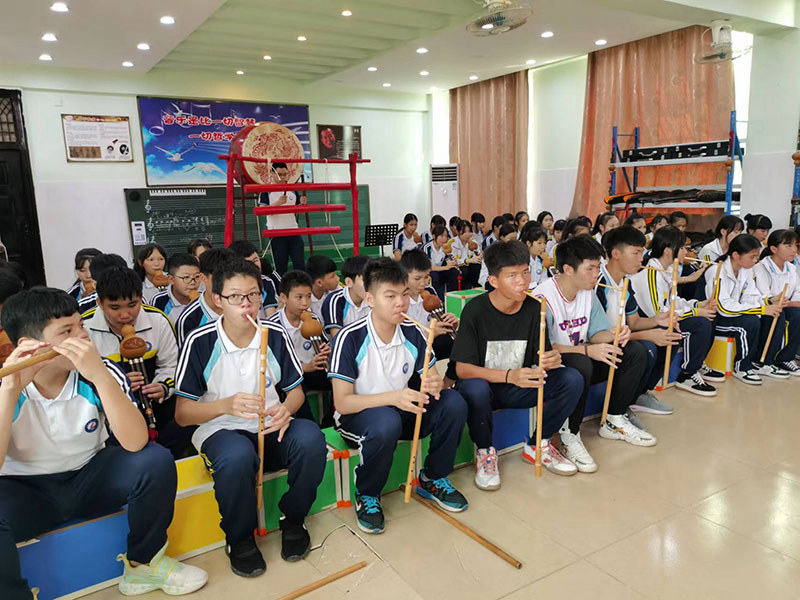 學生正在學習吹奏樂器。受訪者供圖