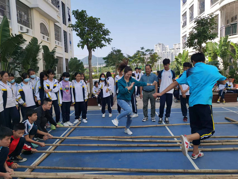 學生們在校園里跳竹竿舞。受訪者供圖