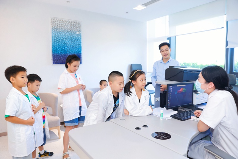 孩子們和眼科醫生交流互動。主辦方供圖