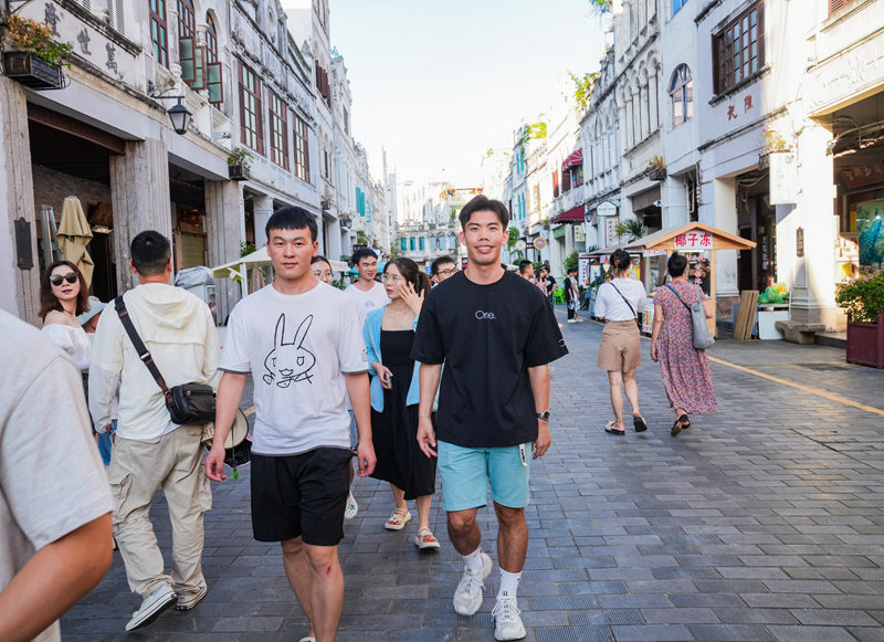 參賽隊(duì)伍參觀海口騎樓。主辦方供圖