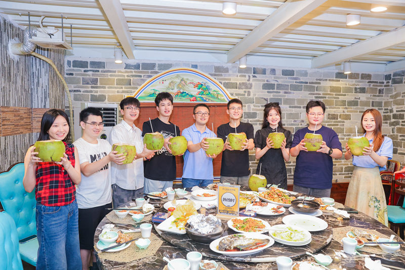 參賽隊(duì)伍品鑒海南美食。主辦方供圖