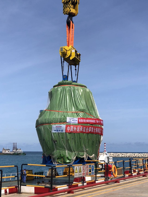 被稱為“玲龍之心”的“玲龍一號”一體化反應堆核心模塊準備卸船裝車。人民網記者 宋彤桐攝