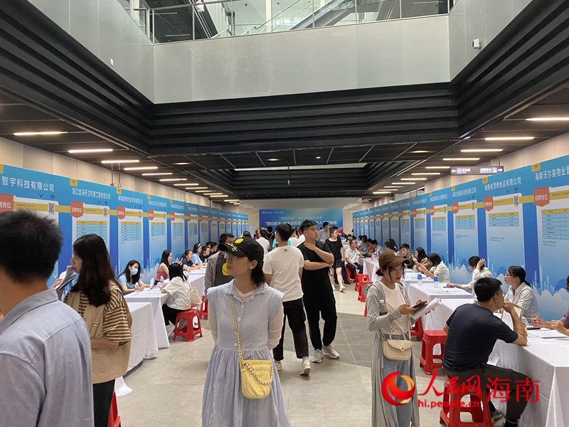 對接會現場人來人往。人民網記者  樊歡迪攝