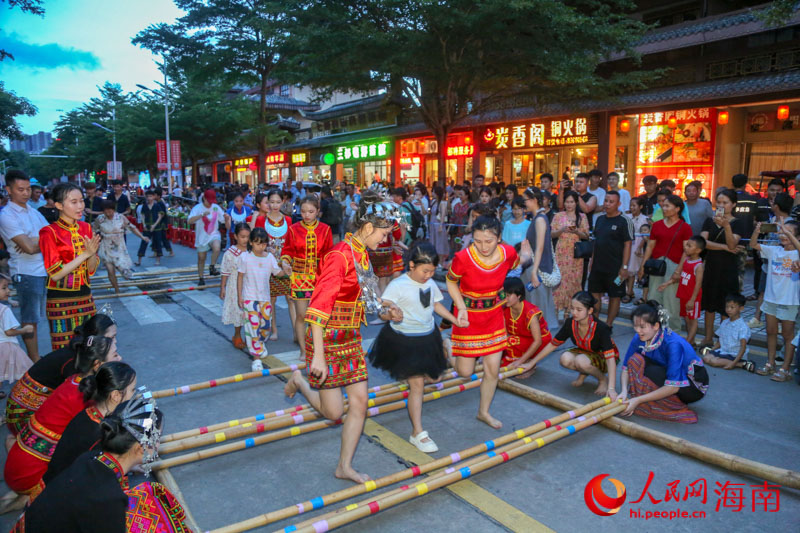 孩子們參與到竹竿舞當(dāng)中。人民網(wǎng) 牛良玉攝