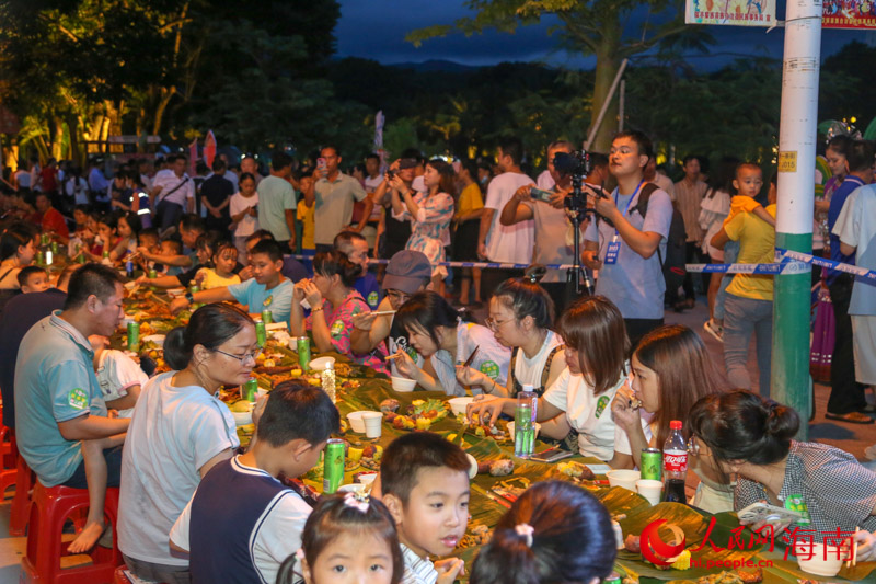 市民游客現場品嘗當地特色美食。人民網 牛良玉攝