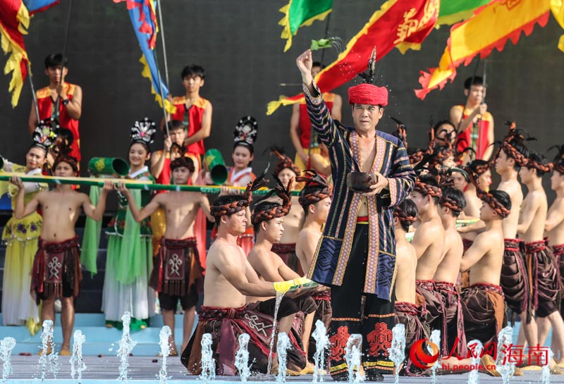虔誠的“長老”為賓朋潑灑“圣水”，祈求平安吉祥。人民網 牛良玉攝
