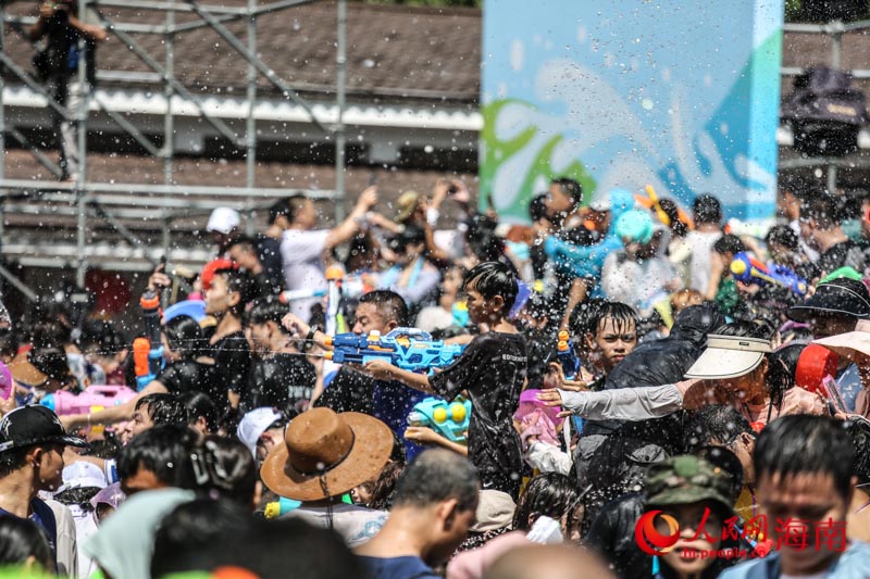 市民游客拿著水槍在廣場嬉水。人民網 牛良玉攝