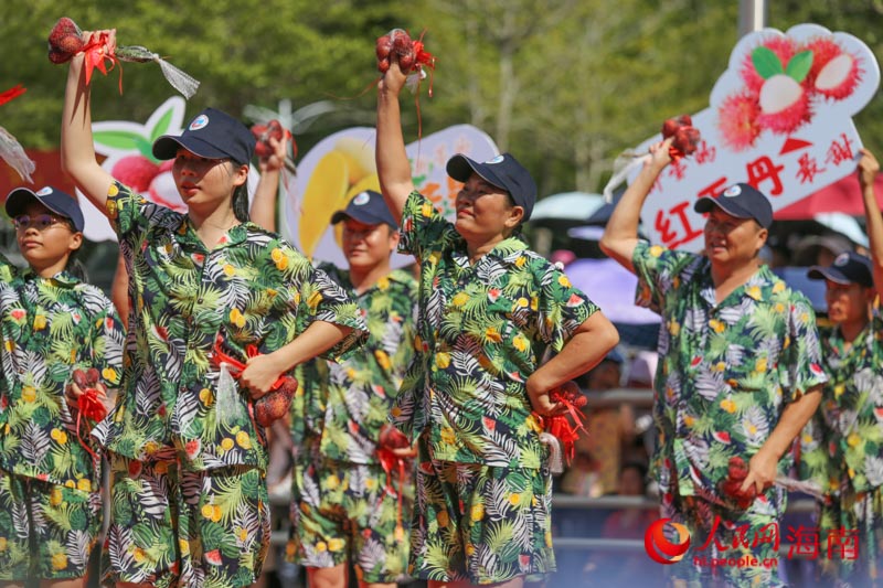 鄉(xiāng)親們手拿家鄉(xiāng)特產(chǎn)，亮相現(xiàn)場(chǎng)。人民網(wǎng) 牛良玉攝