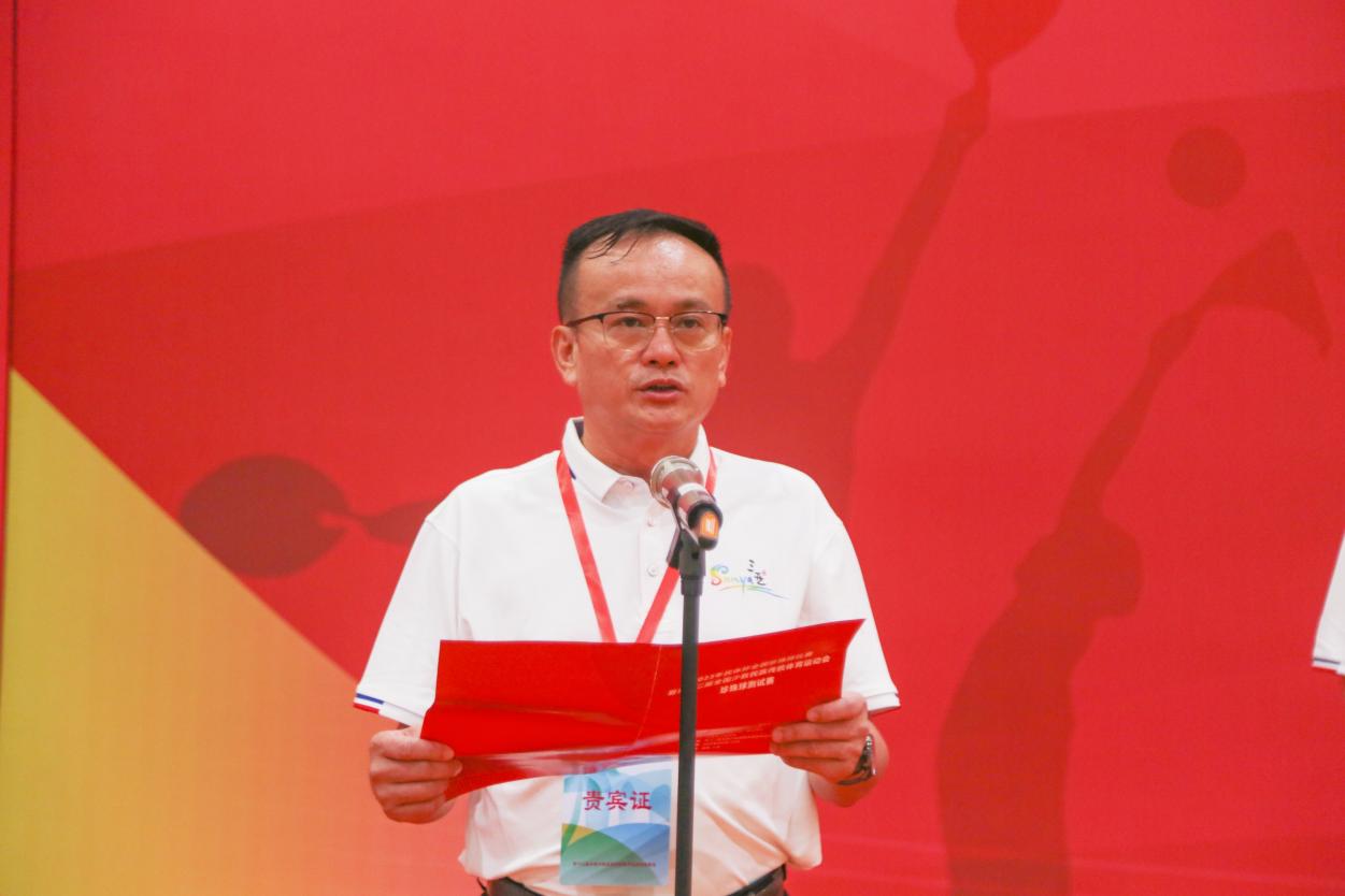 海南省民族宗教事務(wù)委員會副主任黎梁東致開賽辭。牛良玉攝