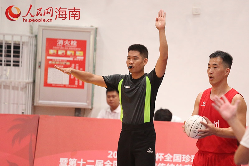 裁判員在場(chǎng)內(nèi)進(jìn)行示意。 人民網(wǎng)記者 孟凡盛攝