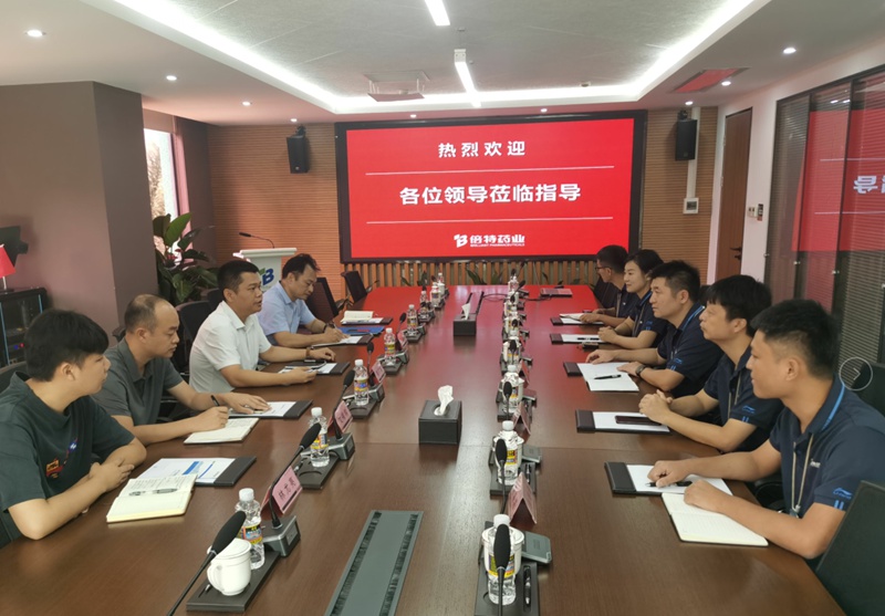 海口市科工信局副局長黃廣龍帶隊(duì)在海南倍特藥業(yè)有限公司調(diào)研座談。海口市科工信局供圖