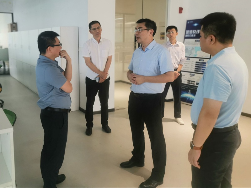 海口市科工信局局長王小寶（中間）帶隊(duì)開展深入企業(yè)走訪服務(wù)活動(dòng)。海口市科工信局供圖