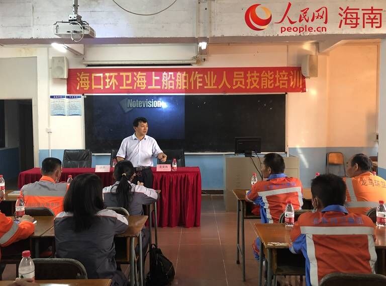 學(xué)員們認(rèn)真聽(tīng)課做筆記。人民網(wǎng)記者 宋彤桐攝