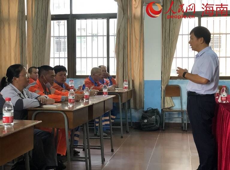 學(xué)員們認(rèn)真聽(tīng)課做筆記。人民網(wǎng)記者 宋彤桐攝