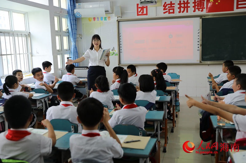 海口市第二十五小學(xué)少先隊大隊輔導(dǎo)員、四年級數(shù)學(xué)老師黃雨媚對回答問題的同學(xué)進(jìn)行表揚。 人民網(wǎng)記者 孟凡盛攝