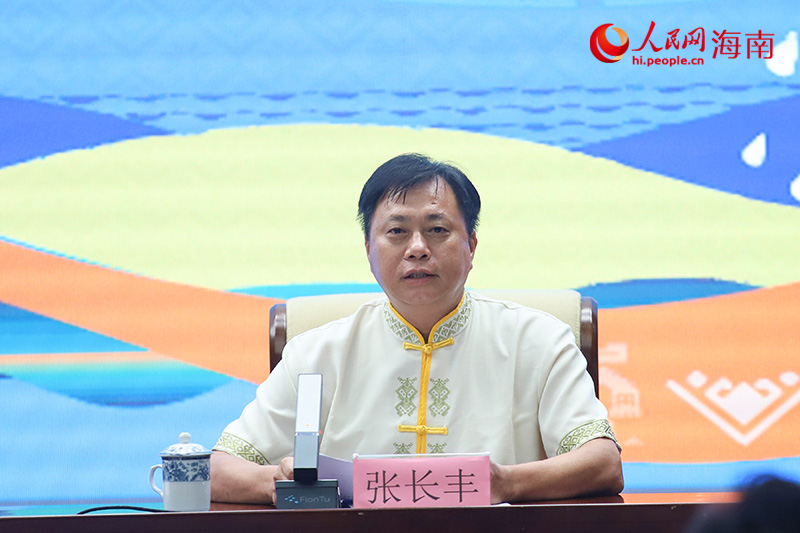 海南省第七屆民族運動會組委會委員、三亞市人民政府副市長張長豐介紹有關情況。人民網 牛良玉攝