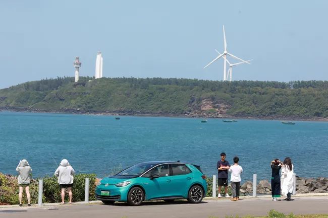 自駕游客在海南環島旅游公路儋州峨蔓段拍照留念。何文新 攝