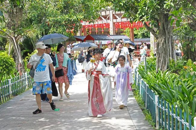 游客在東坡書院內游覽。何文新 攝