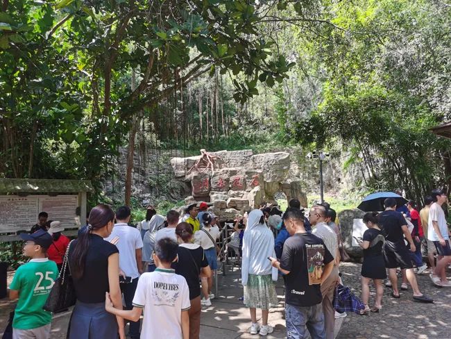 游客在石花水洞景區游玩。符武月 王敏權 攝