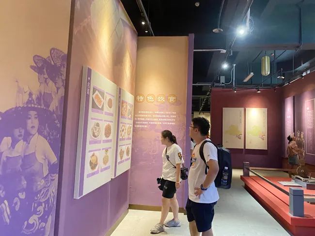 市民游客在儋陽樓參觀儋州歷史文明展。羊文彪 牛偉 攝