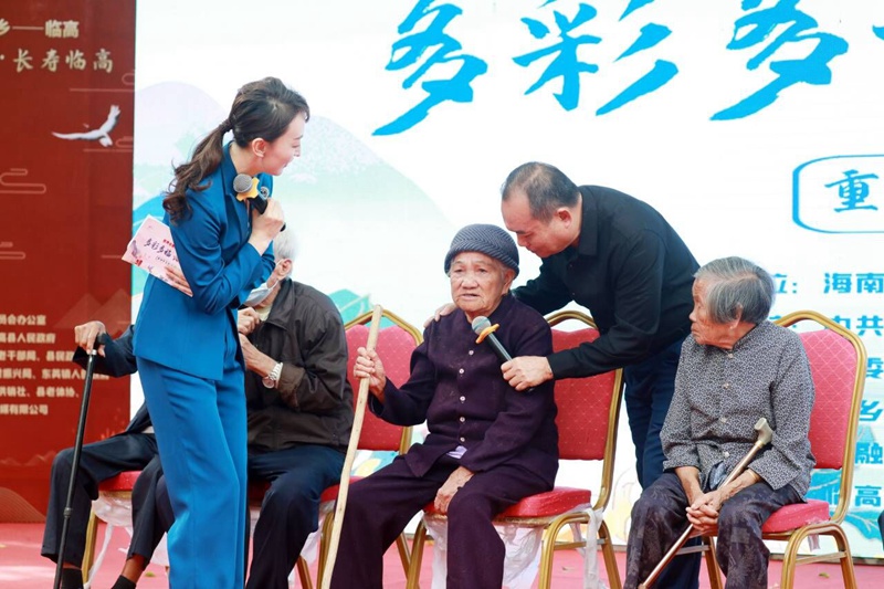 多位百歲老人來到活動(dòng)現(xiàn)場(chǎng)分享長壽“密碼”。臨高縣融媒體中心供圖