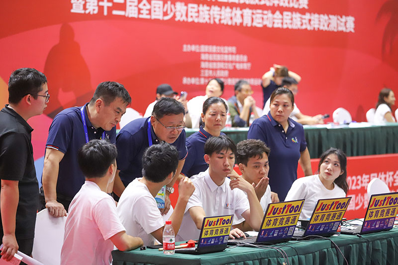 摔跤測試賽現場，裁判和工作人員正緊鑼密鼓地開展工作。人民網記者 牛良玉攝