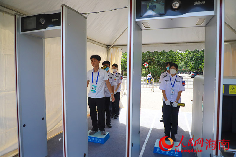 安檢人員正在對進場人員進行安檢。人民網記者 牛良玉攝