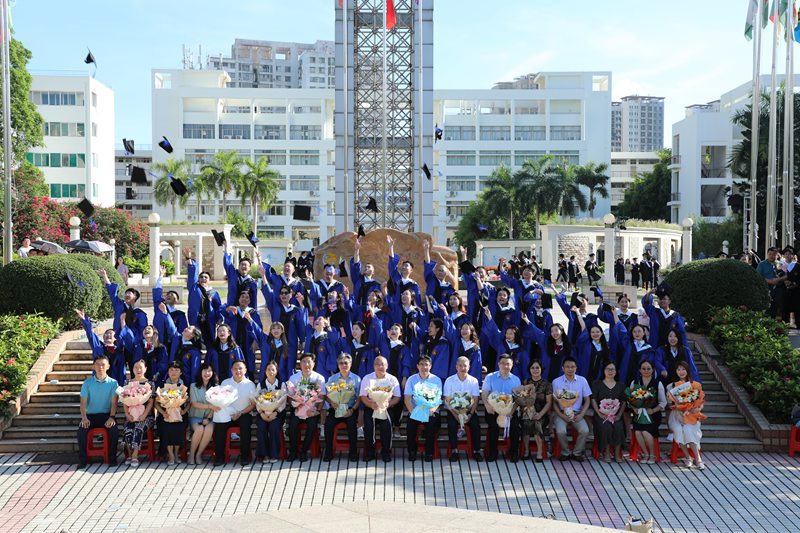 2023屆公共衛(wèi)生專業(yè)碩士畢業(yè)合影。海南醫(yī)學(xué)院供圖