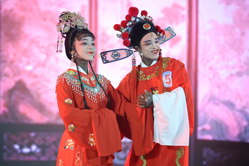 非洲學(xué)生在第十一屆“瓊州杯”國(guó)際學(xué)生漢語與才藝大賽上表演瓊劇。海南醫(yī)學(xué)院供圖