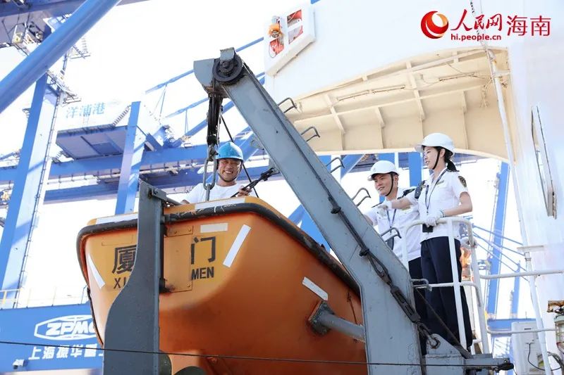洋浦海事局小鏟灘海巡執(zhí)法大隊(duì)隊(duì)員正在對靠泊的船舶進(jìn)行分類檢查。符武平攝