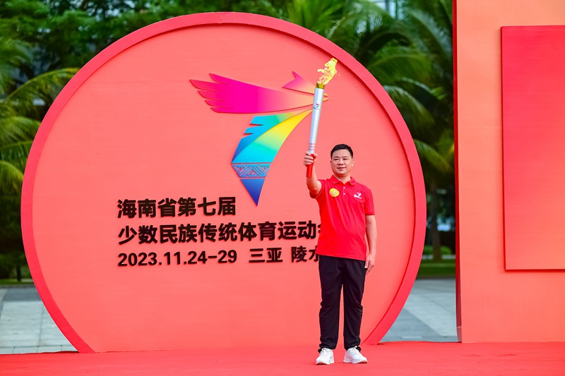 蘇少洪接過火炬。省七屆民族運動會執委會供圖
