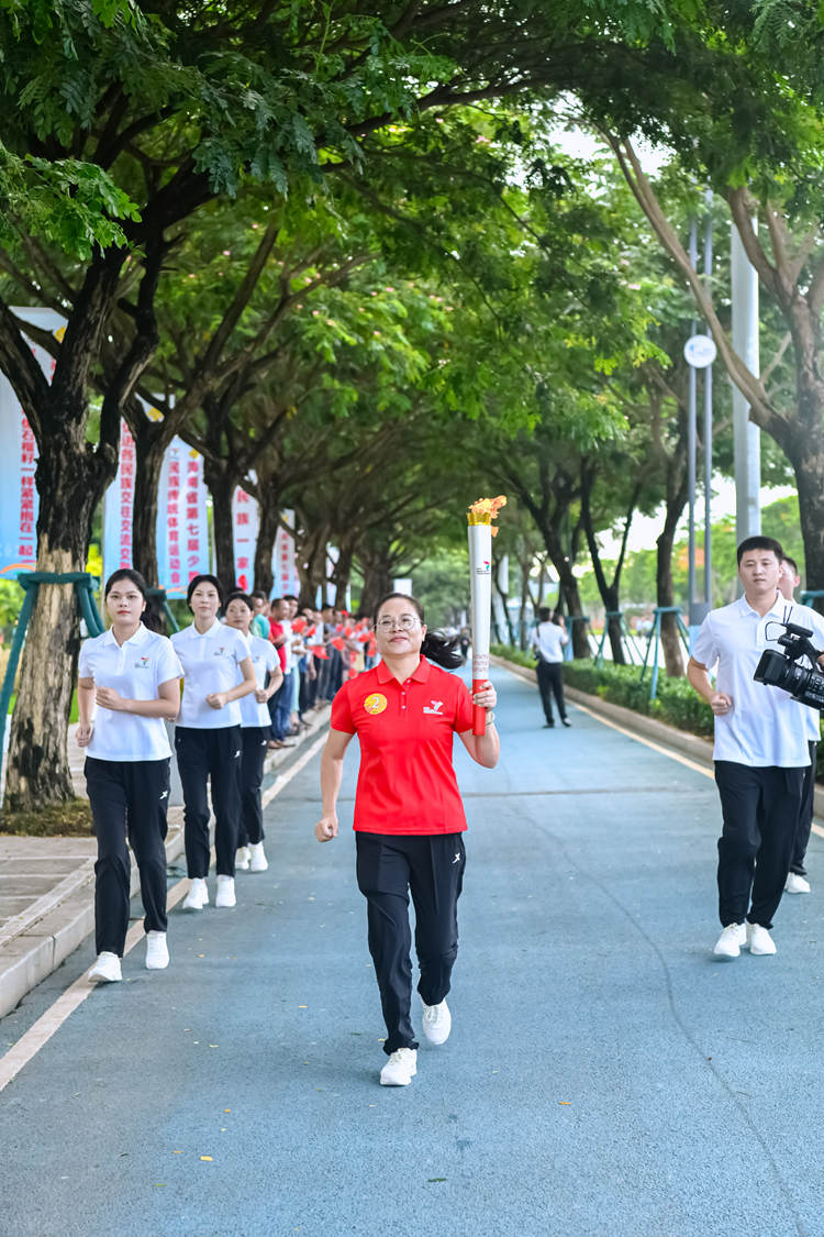 火炬手黃麗萍。省七屆民族運(yùn)動(dòng)會(huì)執(zhí)委會(huì)供圖