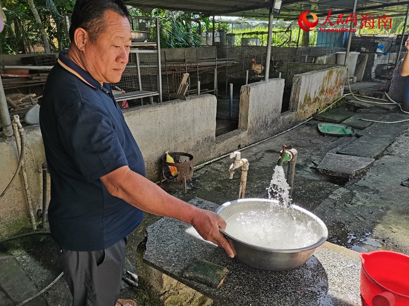 告別山泉水，保亭黎族苗族自治縣響水鎮(zhèn)大本村村民喝上自來(lái)水。（人民網(wǎng)記者 毛雷攝）