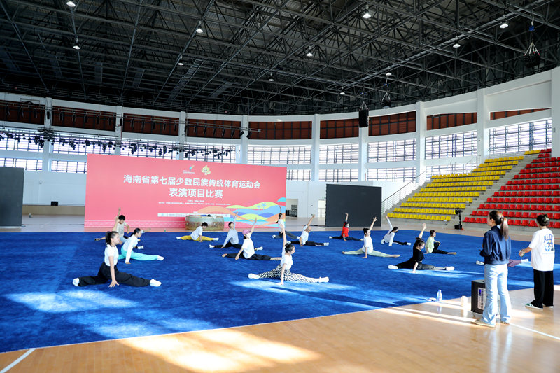 三亞市第一中學體育館準備就緒，代表隊進館熟悉場地。人民網記者 牛良玉攝
