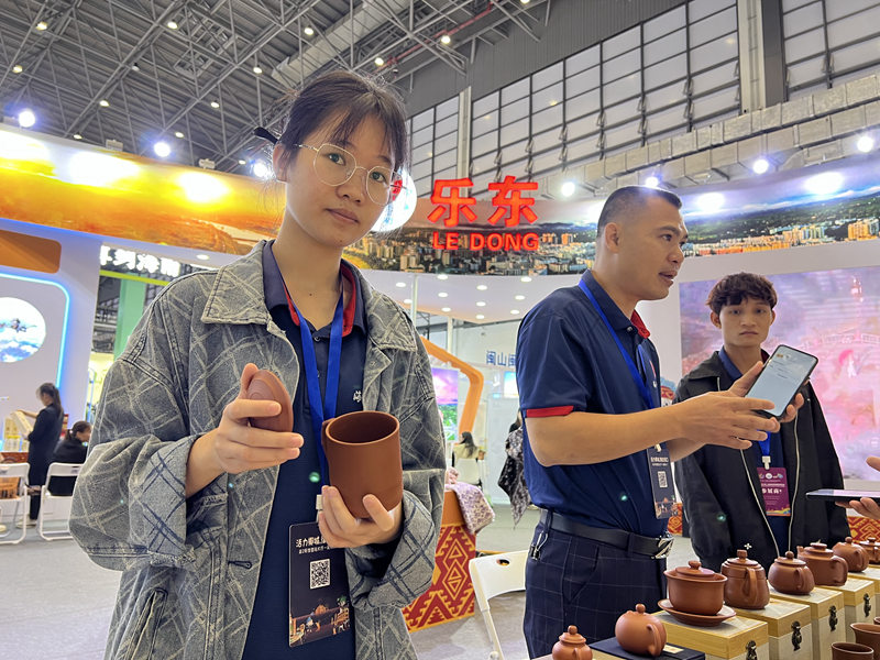 樂(lè)東展區(qū)的紫金陶茶具。人民網(wǎng)記者李學(xué)山攝