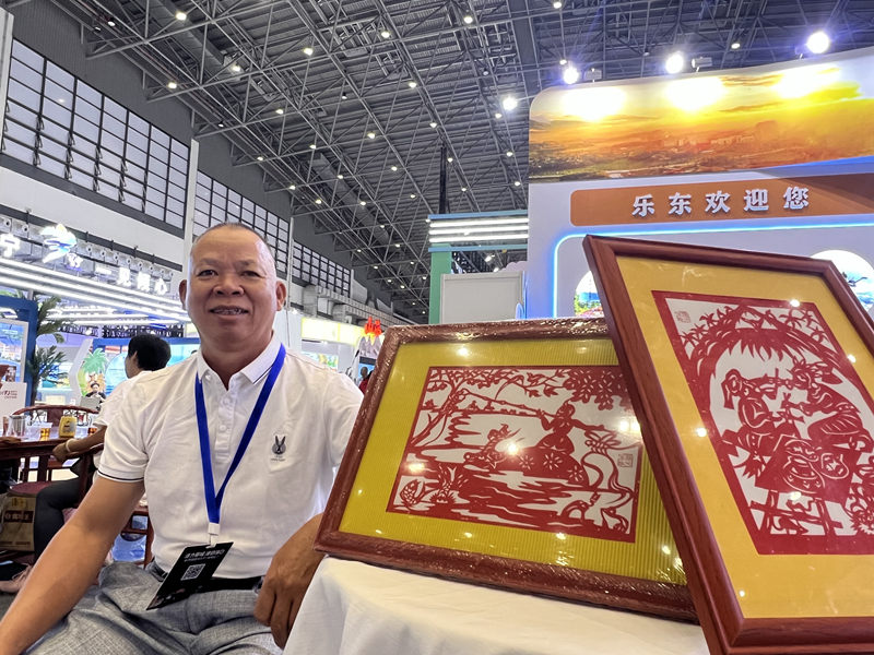 林文生和他的剪紙作品。人民網(wǎng)記者李學(xué)山攝