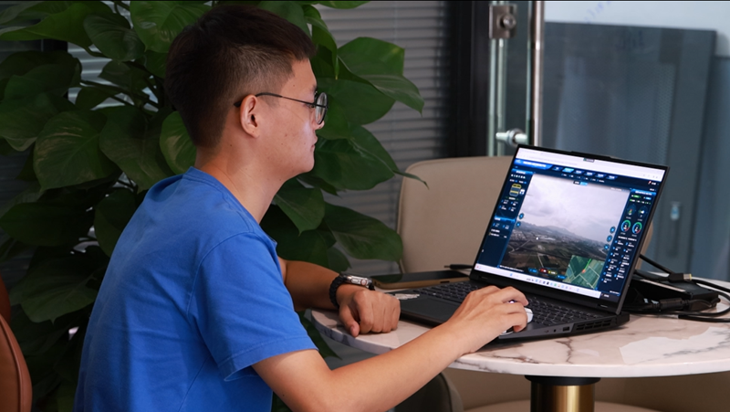 技術(shù)人員通過電腦可以實(shí)現(xiàn)隨時(shí)隨地操控?zé)o人機(jī)開展云踏勘工作。實(shí)習(xí)生邢增揚(yáng)攝 