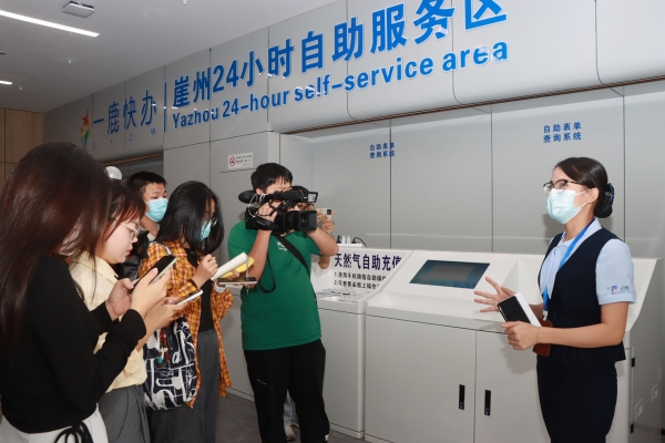 三亞市崖州區24小時自助服務區為群眾提供了“不打烊”的政務服務。