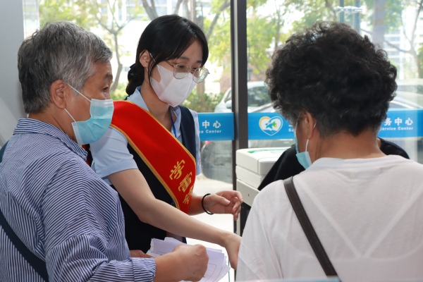 三亞市崖州區政務服務大廳提供熱心貼心的政務服務，頻頻受到辦事群眾好評。