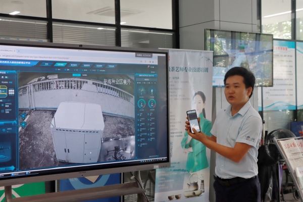 三亞市崖州區政務服務大廳現場演示“無人機查勘”。