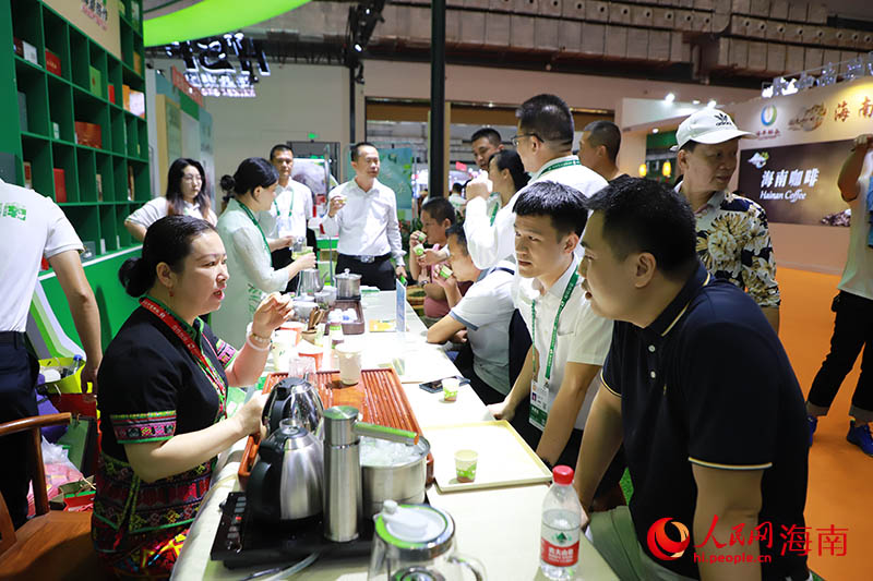 觀展觀眾現(xiàn)場品嘗了解海南農(nóng)墾茶葉產(chǎn)品。人民網(wǎng)記者 牛良玉攝