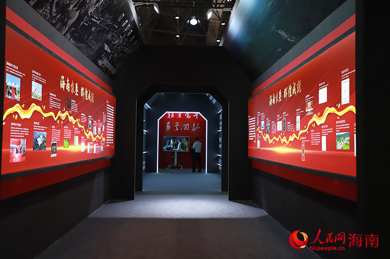 “海南農(nóng)墾號”車廂展示海南農(nóng)墾戰(zhàn)略布局和歷史。人民網(wǎng)記者 牛良玉攝