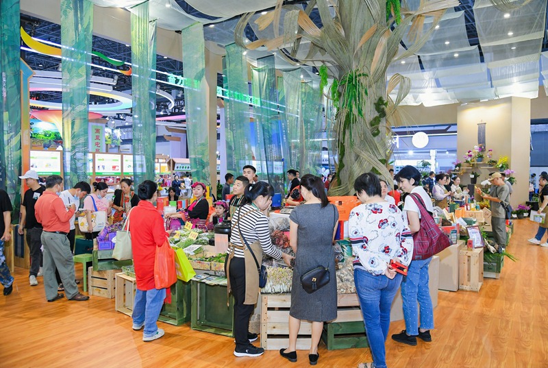 市民游客在冬交會(huì)上選購(gòu)農(nóng)產(chǎn)品。主辦方供圖