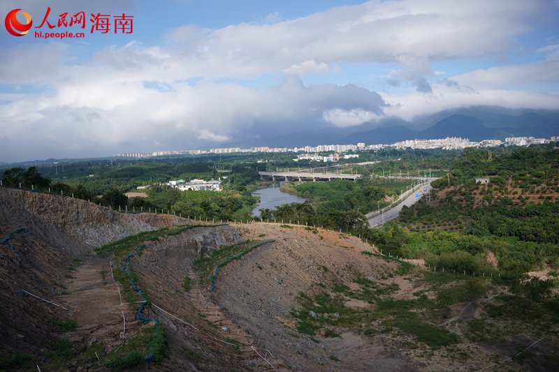正在修復的礦山。 人民網記者 孟凡盛攝