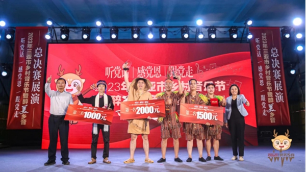 三亞市農業農村局局長柯用春（左一）、三亞市農業農村局副局長何麗萍（右一）為前三名頒發獎杯證書等
