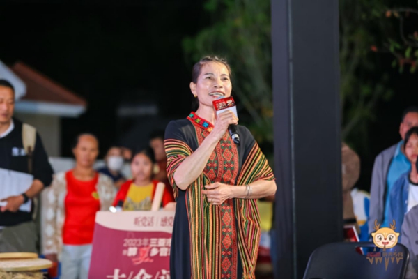 大眾評審周彩萍是三亞市育才生態區馬腳村委會那供三隊村民，現場清唱黎族民歌《哥從哪里來》。
