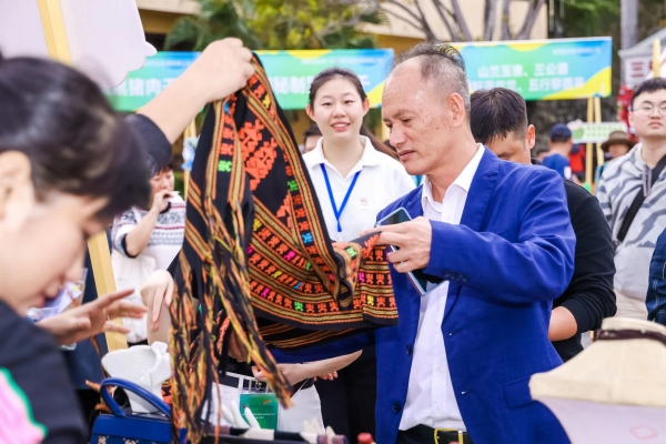 2023年“三亞經(jīng)濟(jì)圈鄉(xiāng)村旅游伴手禮”產(chǎn)品上線會(huì)發(fā)布現(xiàn)場。