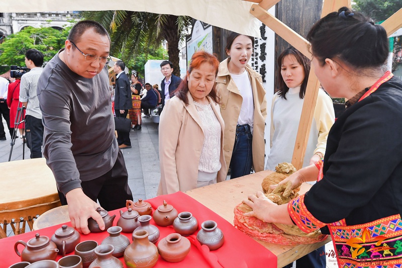市民游客觀看黎陶制作。昌江旅文局供圖