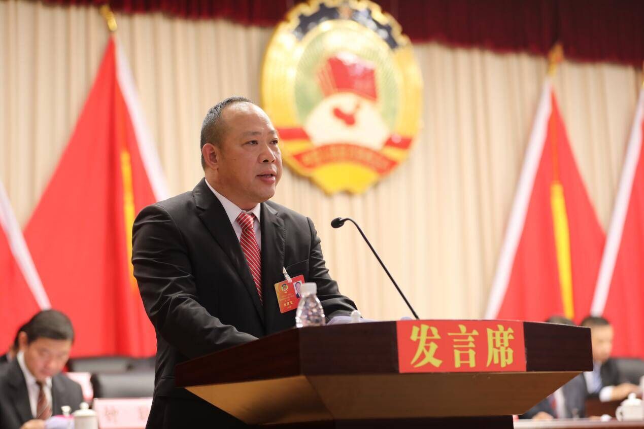 王文平代表政協保亭黎族苗族自治縣第十一屆委員會常務委員會向大會做工作報告。保亭縣委宣傳部供圖